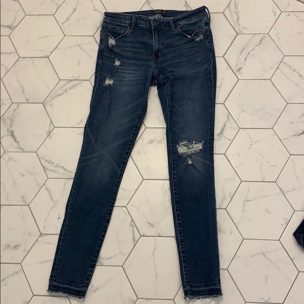 Abercrombie and Fitch distresses skinny jeans